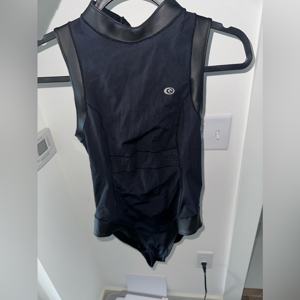 Only worn once. Ripcurl performance fit